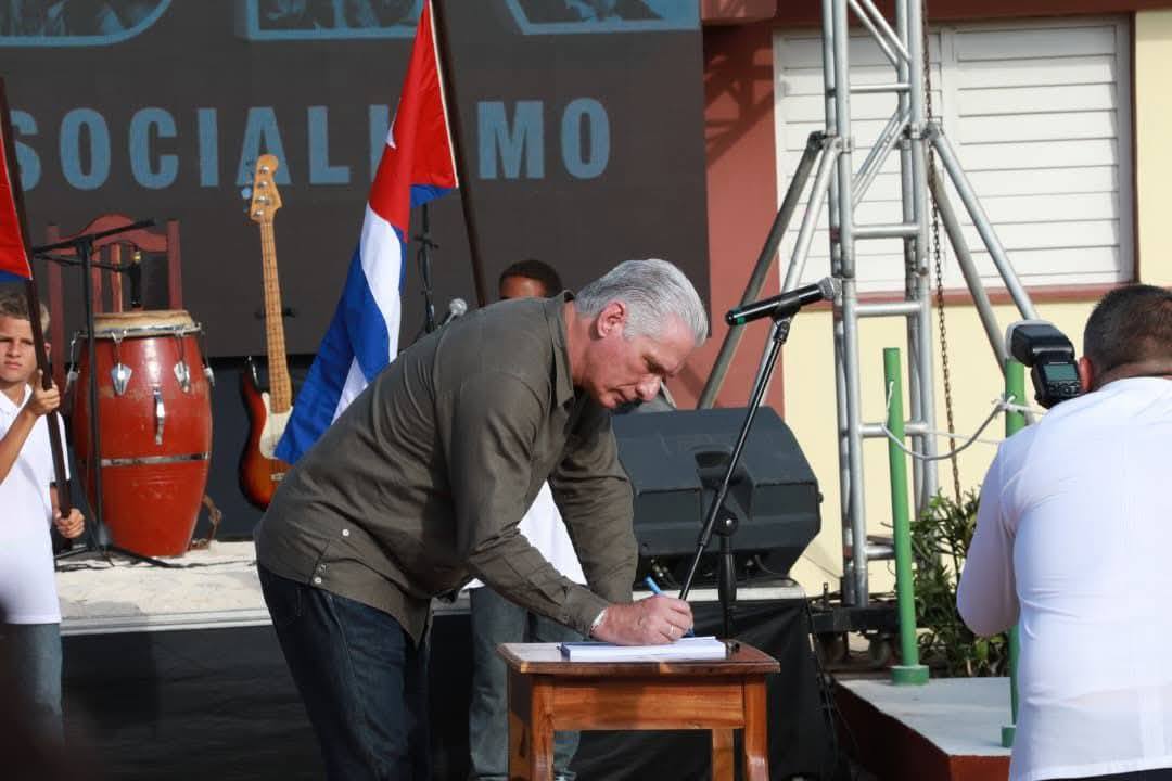 Miguel Diaz-Canel supports #MiFirmaPorLaPatria initiative 