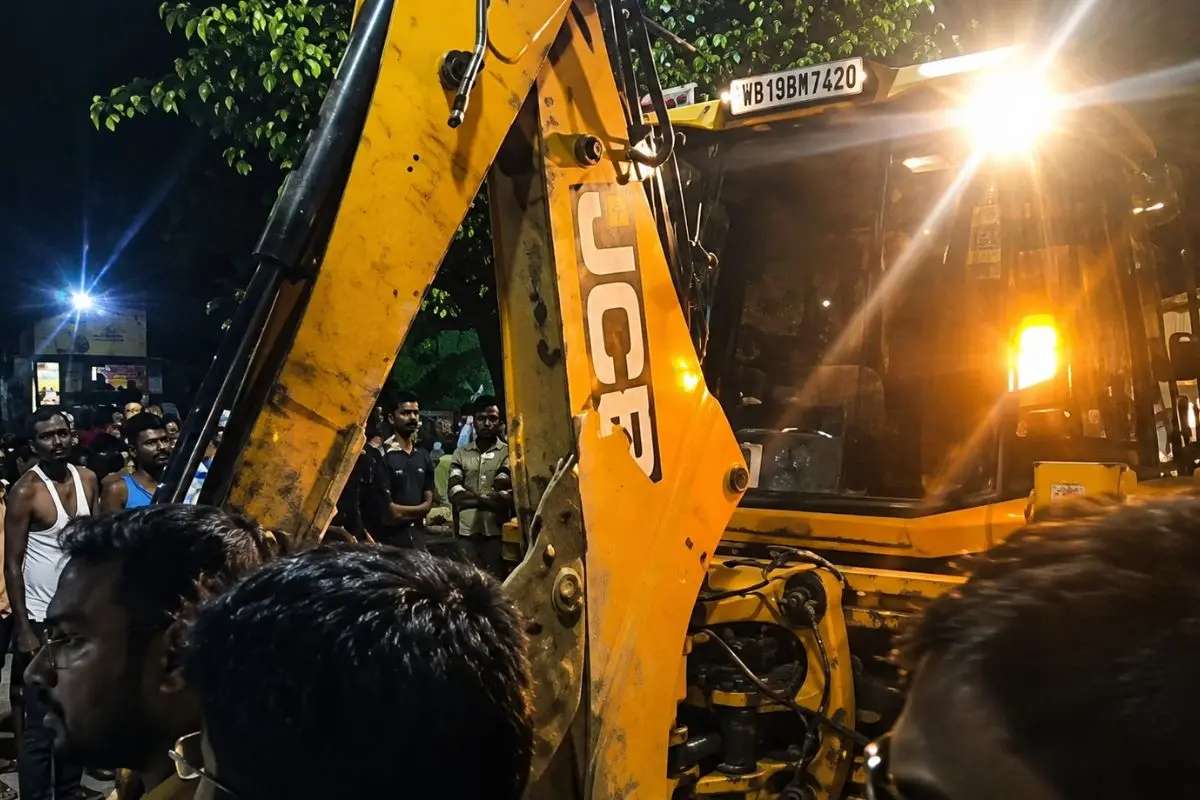 CPI(M) - bulldozer